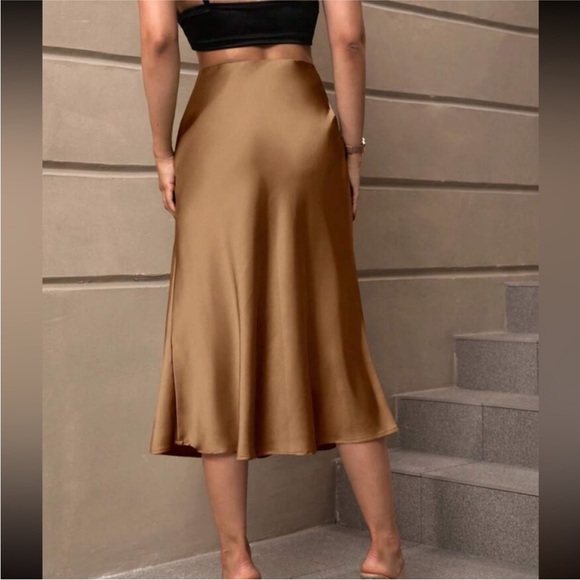 Tan satin midi slip skirt- side zip closure - Picture 2 of 2